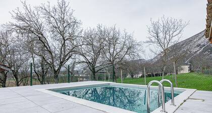 Maison de vacances 'La Maison Dans Les Noyer' avec piscine privée, Wi-Fi et climatisation