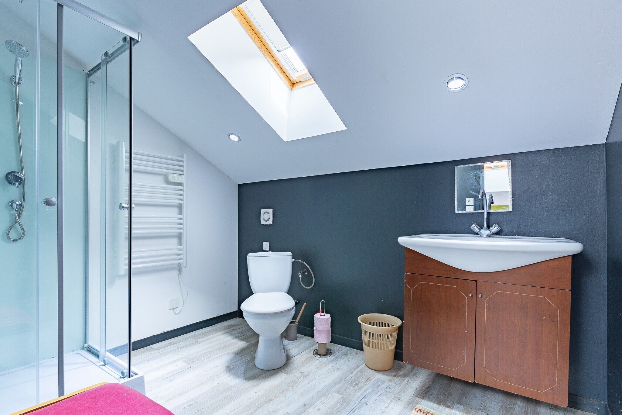 Bathtub, hair dryer