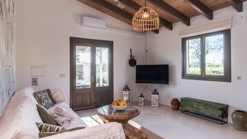 TV, tavolo da ping pong