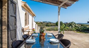 Outdoor dining - Holiday Home 'Finca Sa Real' with Private Pool, Wi-Fi and Air Conditioning (Cala Millor)