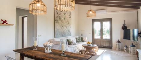 Télévision, table de tennis de table