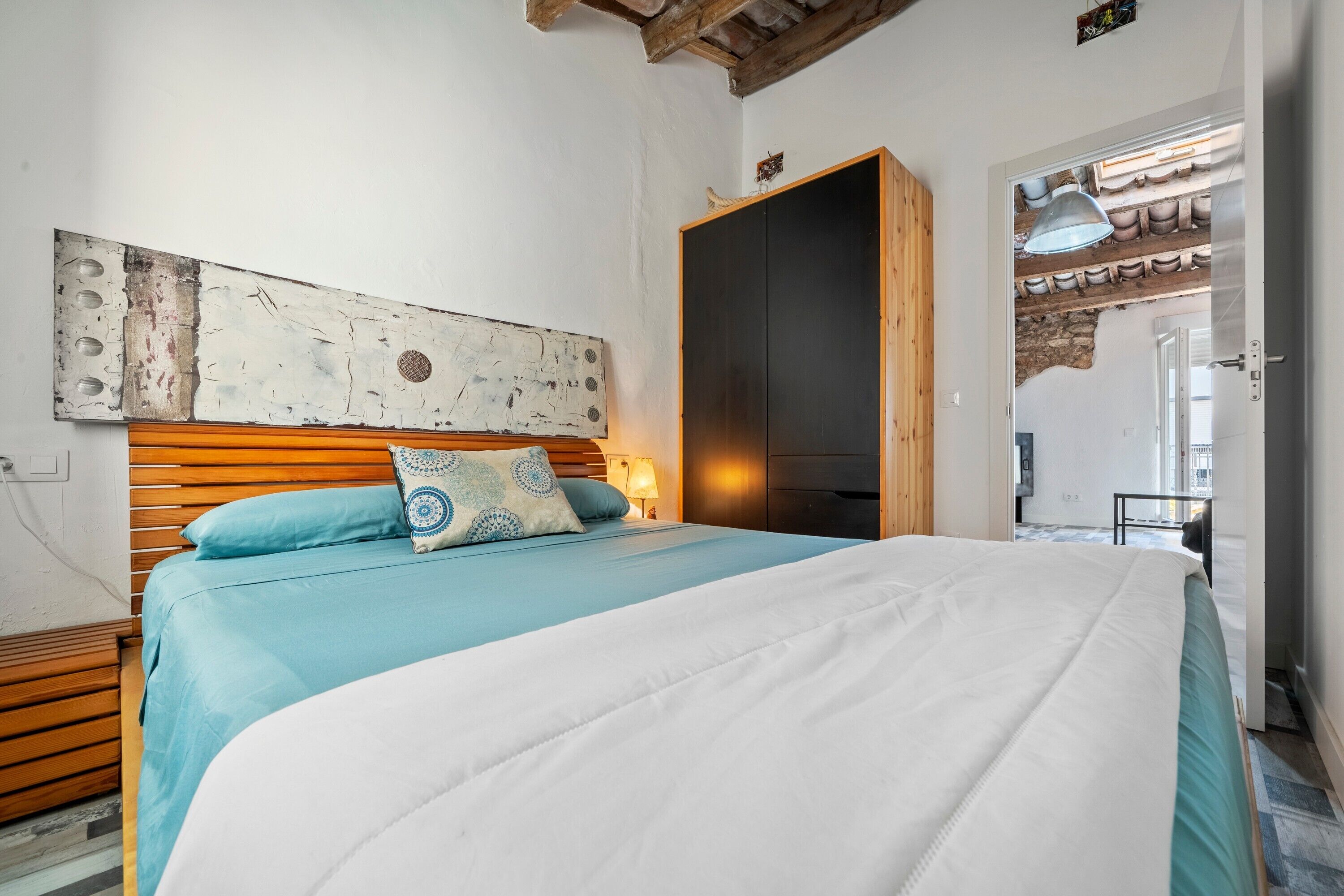 4 bedrooms, iron/ironing board, free WiFi, bed sheets