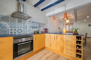 Fridge, microwave, oven, stovetop - Holiday Home 'Ca La Rápita' with Balcony & Wi-Fi (Sant Carlos de la Rapita)