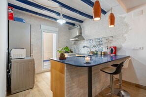 Fridge, microwave, oven, stovetop - Holiday Home 'Ca La Rápita' with Balcony & Wi-Fi (Sant Carlos de la Rapita)