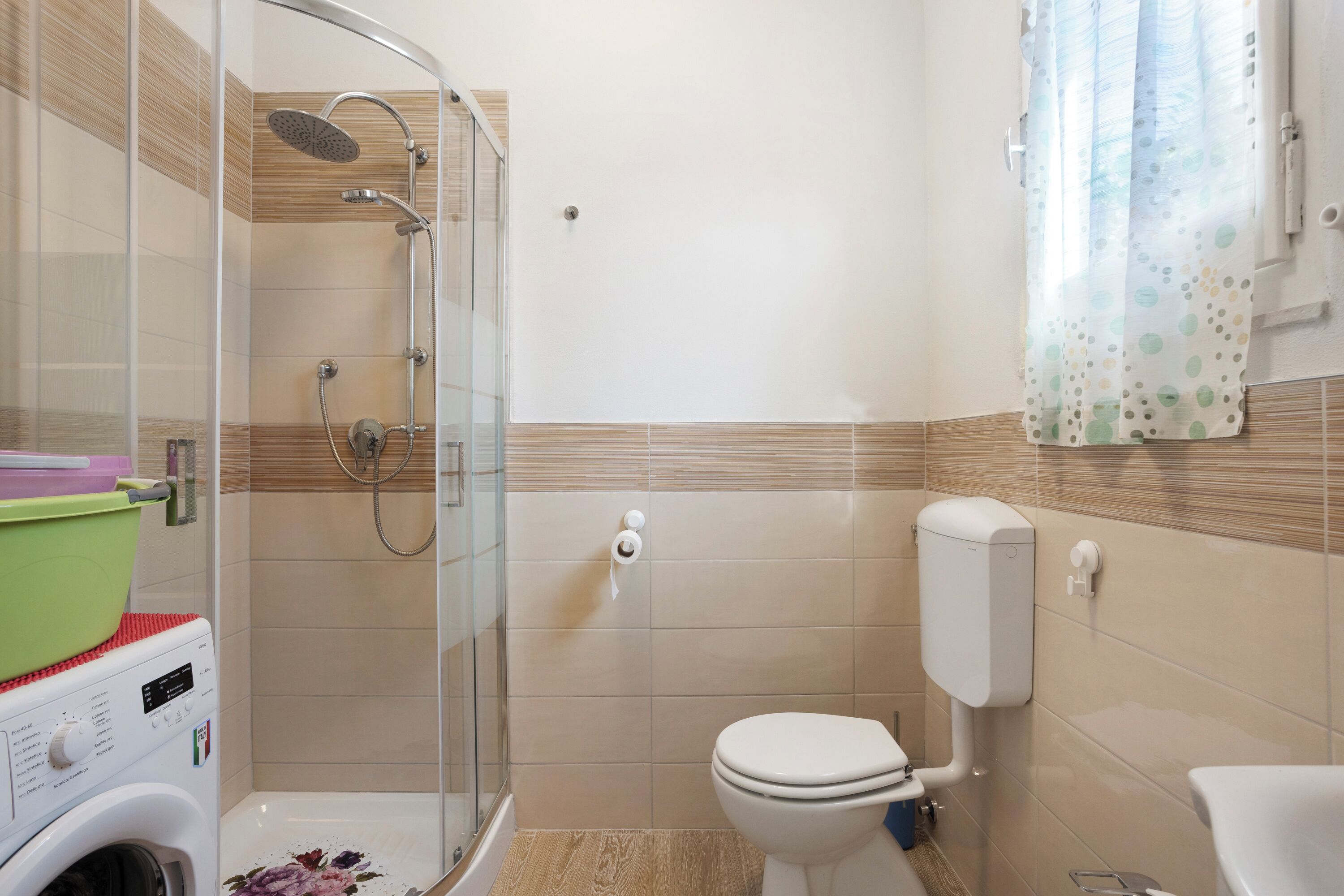 Dusche, kostenlose Toilettenartikel, Haartrockner, Handtücher