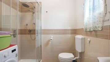 Dusche, kostenlose Toilettenartikel, Haartrockner, Handtücher