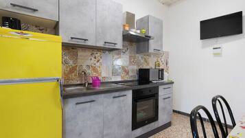 Frigorifero, forno, piano cottura, bollitore elettrico