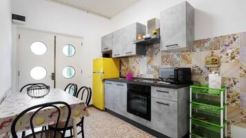 Kühlschrank, Ofen, Herdplatte, Wasserkocher