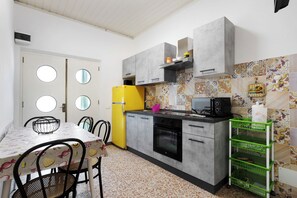 Frigorifero, forno, piano cottura, bollitore elettrico