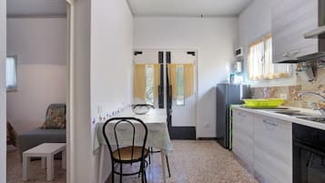 Geladeira, cooktop, talheres/pratos/utensílios de cozinha