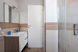 Dusch, hårtork och handdukar