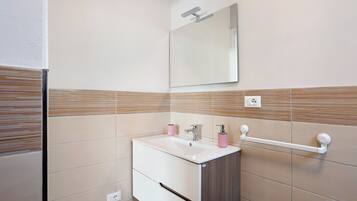 Dusche, kostenlose Toilettenartikel, Haartrockner, Handtücher