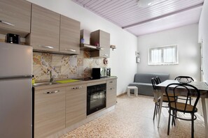 Kühlschrank, Mikrowelle, Herdplatte, Kochgeschirr/Geschirr/Besteck