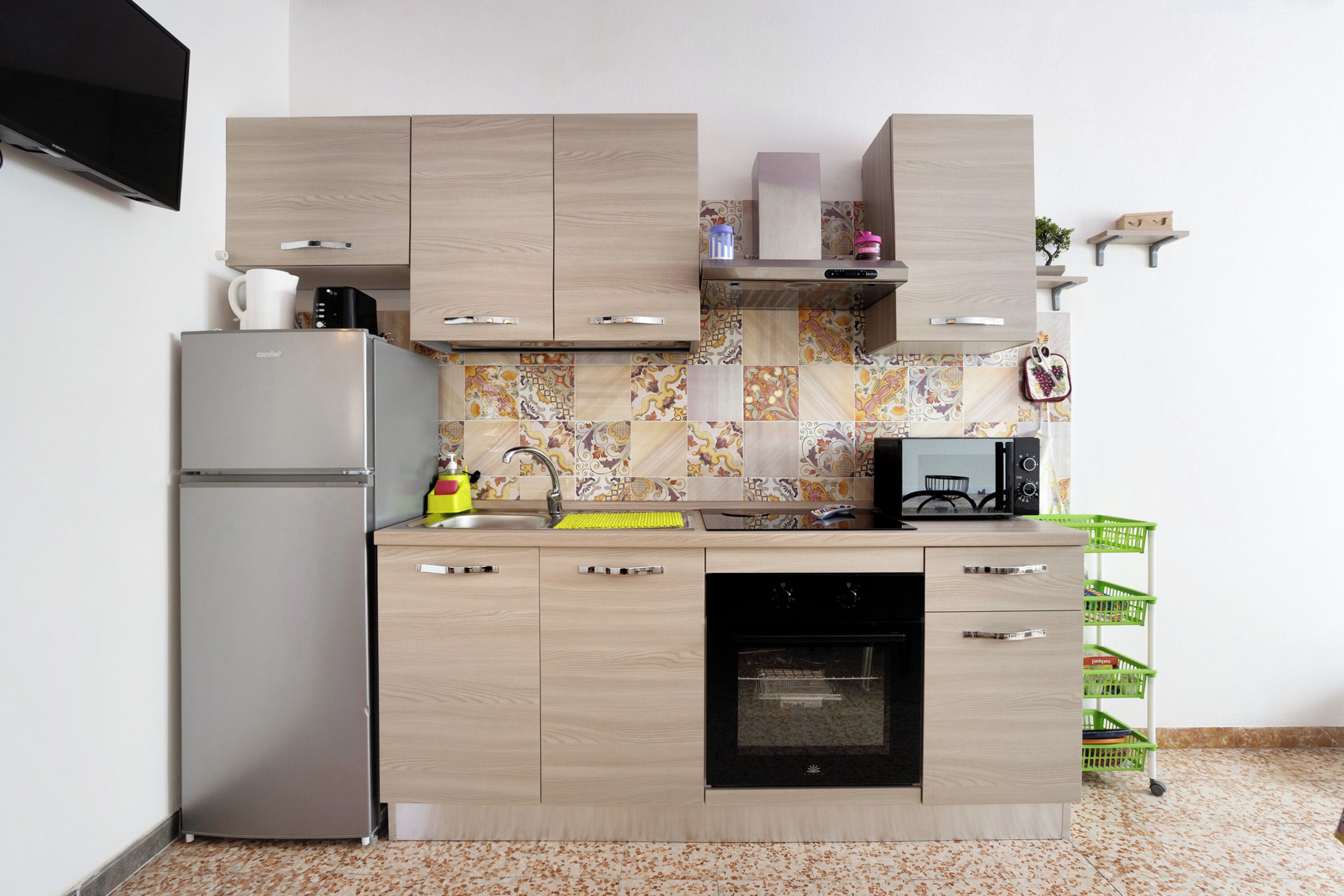 Kühlschrank, Mikrowelle, Herdplatte, Kochgeschirr/Geschirr/Besteck