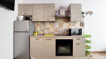 Réfrigérateur, micro-ondes, plaque de cuisson