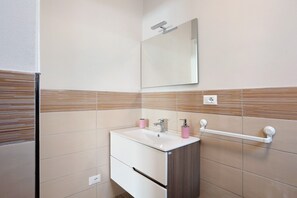 Shower, free toiletries, hair dryer, towels