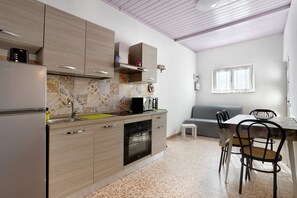 Fridge, microwave, stovetop, cookware/dishes/utensils