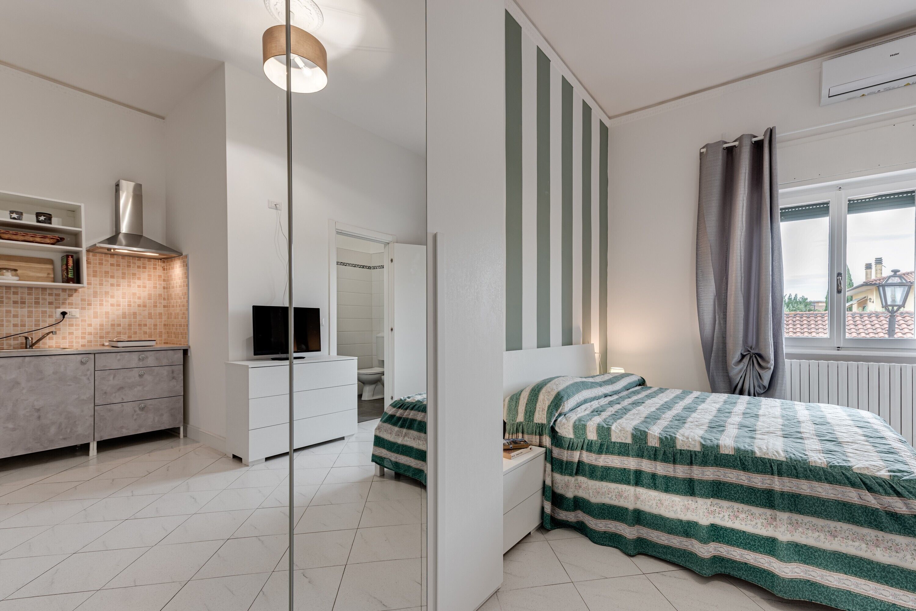 Tabla de planchar con plancha, wifi gratis y ropa de cama 