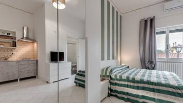 Tabla de planchar con plancha, wifi gratis y ropa de cama