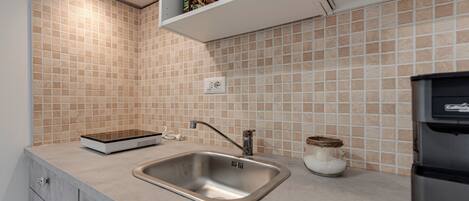 Kühlschrank, Mikrowelle, Herdplatte, Wasserkocher mit Kaffee-/Teezubehör