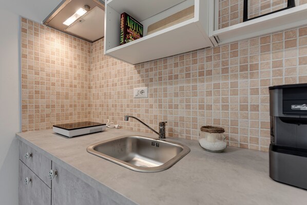 ثلاجة، ميكروويف، موقد طهي مسطح، ماكينة لصنع القهوة/الشاي