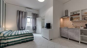 Tabla de planchar con plancha, wifi gratis y ropa de cama