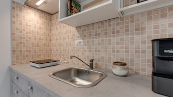 Kühlschrank, Mikrowelle, Herdplatte, Wasserkocher mit Kaffee-/Teezubehör