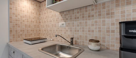 Fridge, microwave, stovetop, coffee/tea maker