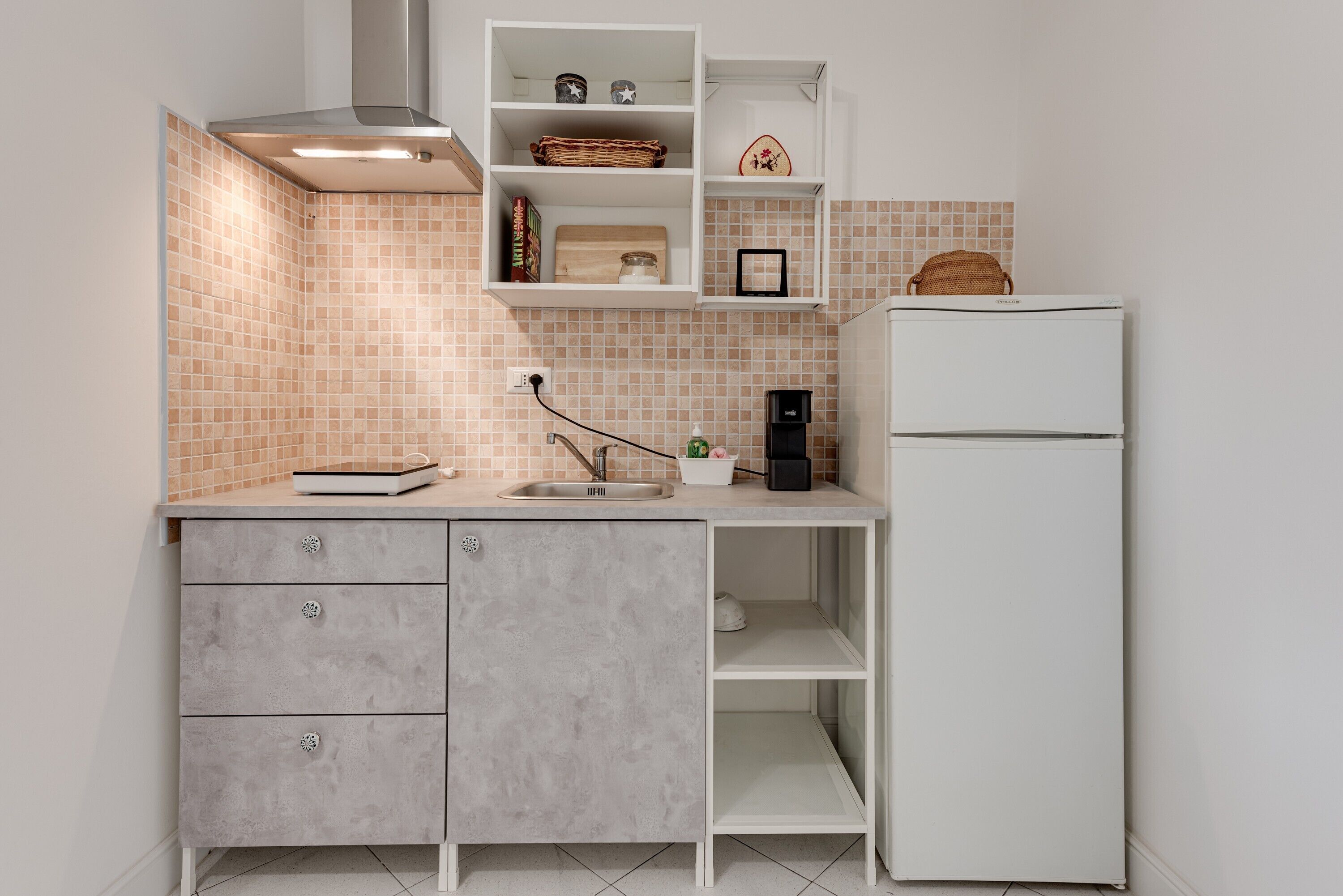 Kühlschrank, Mikrowelle, Herdplatte, Wasserkocher mit Kaffee-/Teezubehör