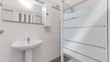 Regadera, secadora de cabello, toallas