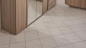 A room with a large mirror, a wardrobe, a dresser, and an air conditioning unit on the wall. - Apartment "Giada" with Private Terrace & Wi-Fi (Calenzano)