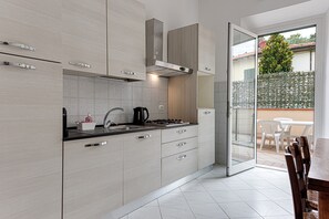 Kühlschrank, Mikrowelle, Herdplatte, Geschirrspüler