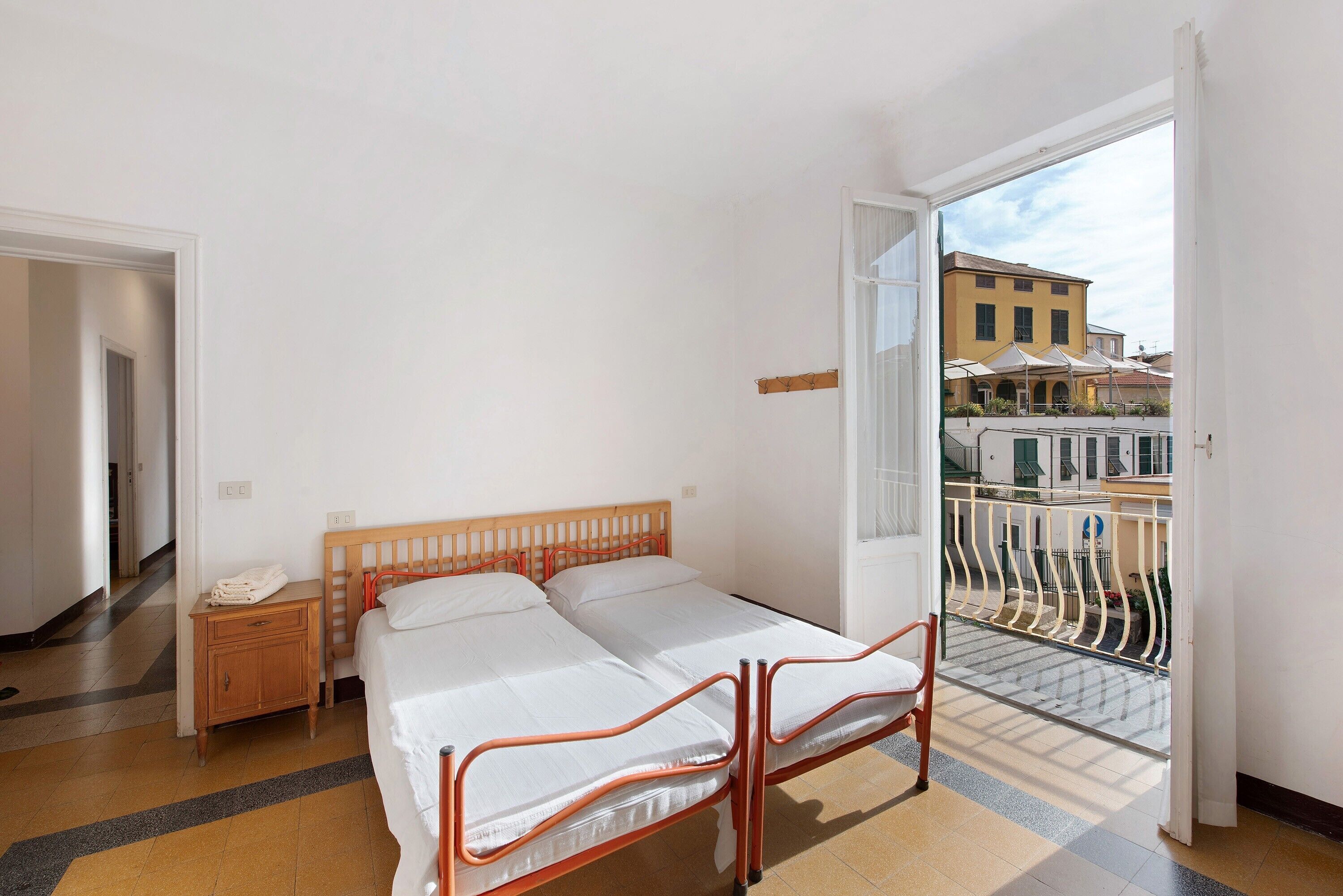 3 slaapkamers, een strijkplank/strijkijzer, gratis wifi, beddengoed