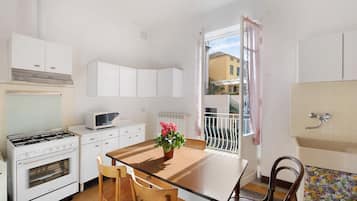 Frigorifero, microonde, forno, piano cottura