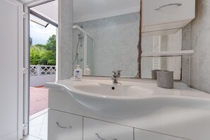 Shower, hair dryer, towels - Apartment "Wilma" with Private Terrace & Wi-Fi (Calenzano)