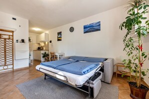 Iron/ironing board, free WiFi, bed sheets