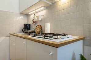 Kjøleskap, mikrobølgeovn, kokeplater og kaffetrakter/tekoker