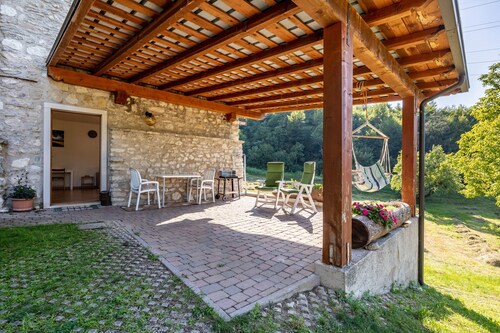 'Panoramic Green' Studio with Lake View, Private Terrace and Wi-Fi