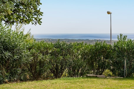 Property grounds. Holiday Home "Casa in Campagna Totale Relax" with Sea View, Private Garden & Wi-Fi