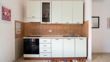 Refrigerador, horno, parrilla de estufa y utensilios de cocina