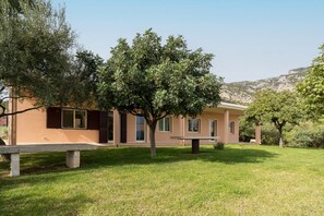 Terrace/patio - Holiday Home "Casa in Campagna Totale Relax" with Sea View, Private Garden & Wi-Fi (Orosei)