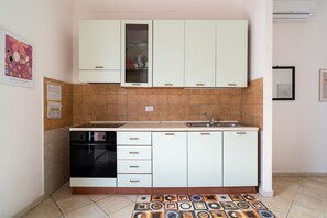 Refrigerador, horno, parrilla de estufa y utensilios de cocina 