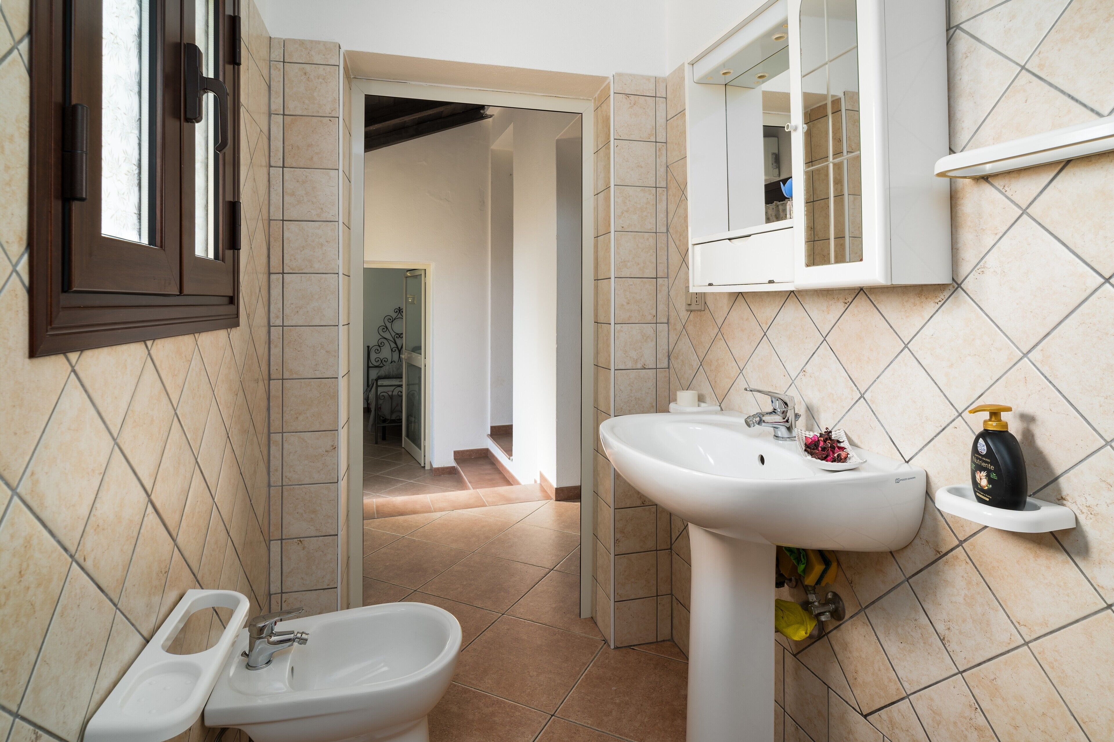 Dusche, kostenlose Toilettenartikel, Handtücher