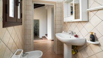 Dusche, kostenlose Toilettenartikel, Handtücher