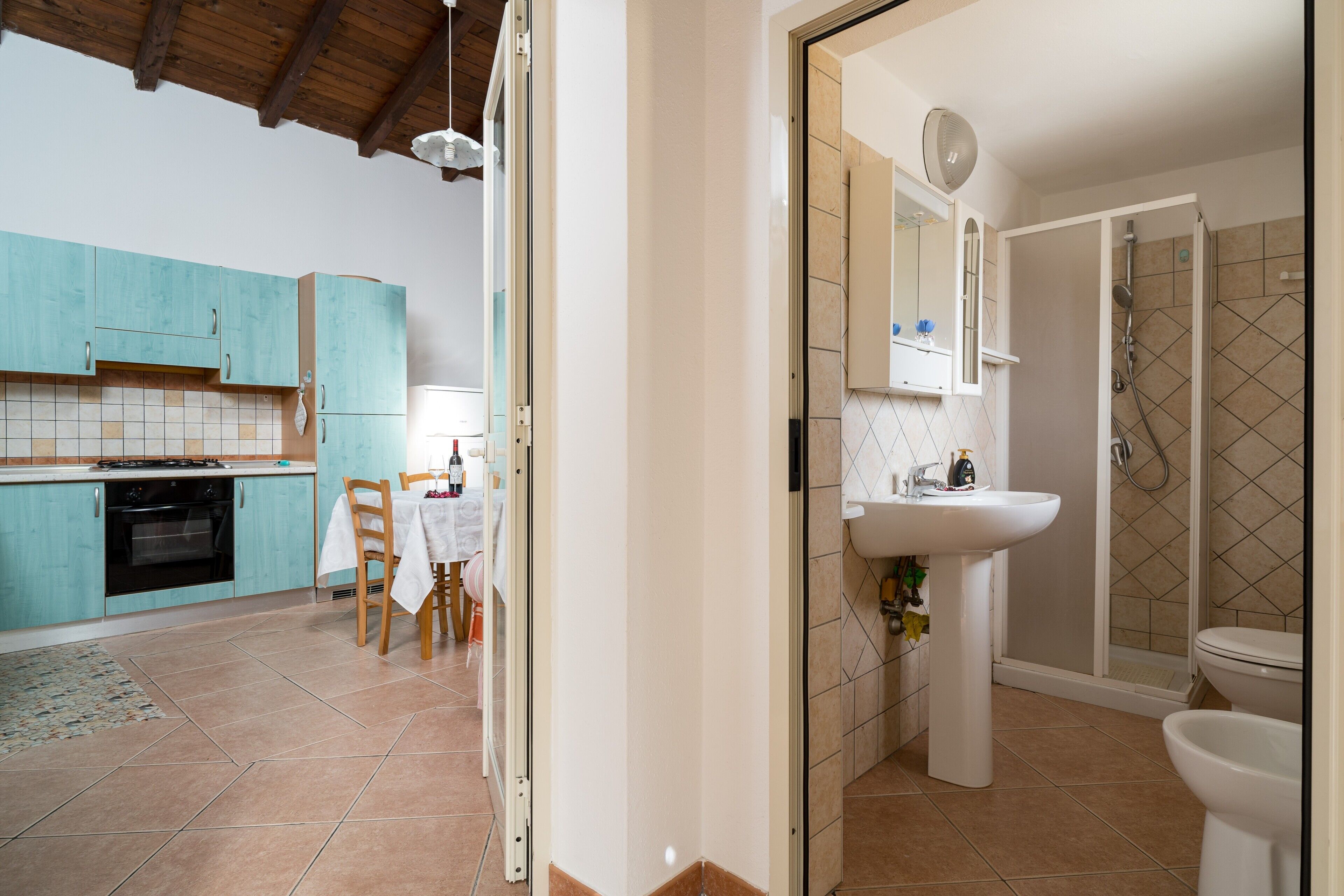 Shower, free toiletries, towels