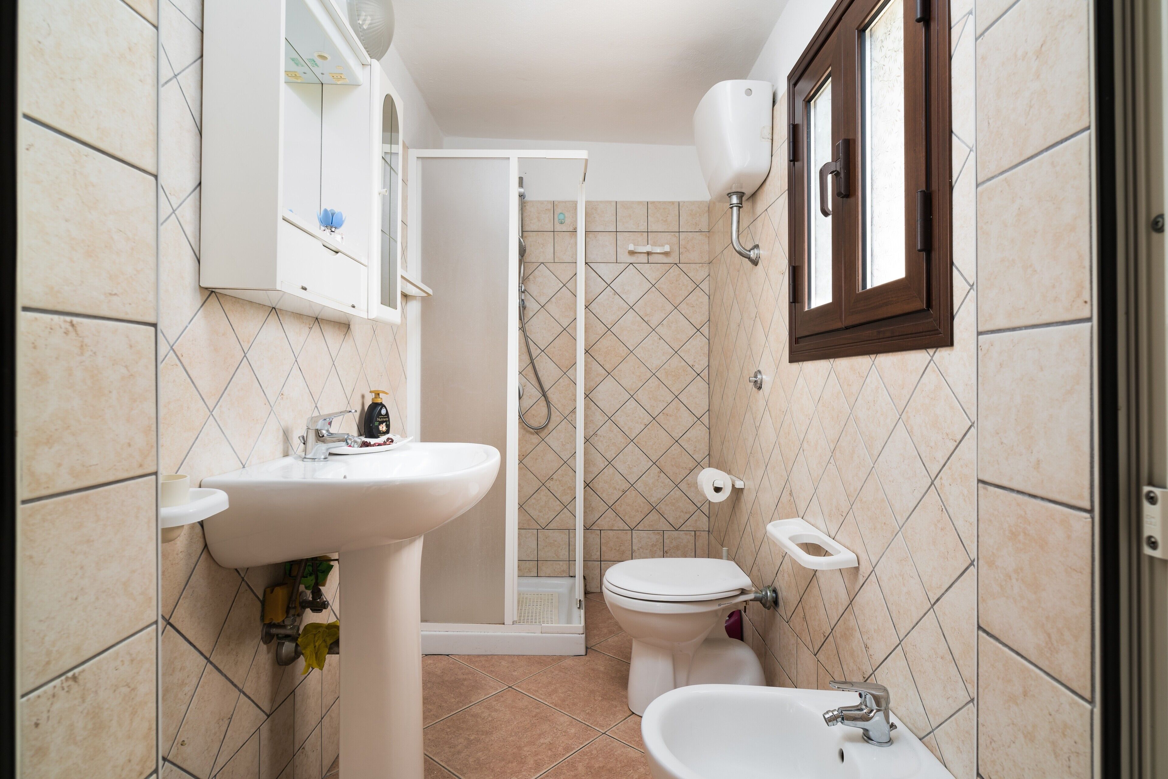 Douche, articles de toilette gratuits, serviettes fournies