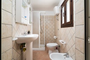 Ducha, artículos de higiene personal gratuitos y toallas