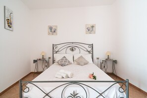 2 bedrooms, bed sheets - Holiday Home 'La Casa Del Sole' with Private Terrace and Air Conditioning (LOCULI)