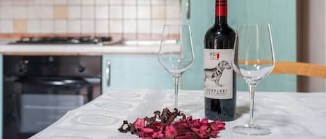 Fridge, oven, stovetop, cookware/dishes/utensils