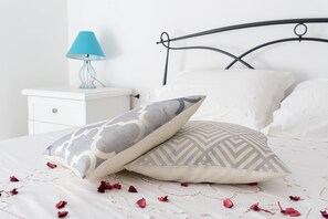 2 bedrooms, free WiFi, bed sheets - Apartment 'Celeste' with Private Terrace, Wi-Fi and Air Conditioning (Orosei)